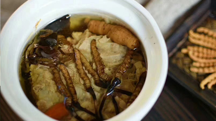鮮香滋補！鮮冬蟲夏草燉雞湯的美味做法